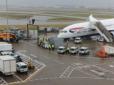 Прилетів із Москви: В аеропорту Лондона літак впав на ніс (фото)