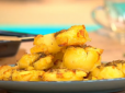 Лише спробуйте! Ароматна та смачна молода картопля в духовці (рецепт)