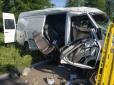 В Дніпропетровській області сталася масштабна ДТП з мікроавтобусом, двоє загилих та вісім поранених