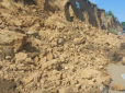 На пляжі Одещини стався зсув ґрунту, під землею шукають людей (фото)