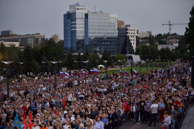 Найбільша масовка, котру вдалось показати російським пропагандистам на заході 21 червня у колись мільйонному Донецьку