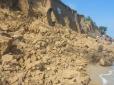 Пляж курортного селища Одещини завалило зсувом ґрунту з кручі: Рятувальники шукають під тоннами піску людей (фотофакти)