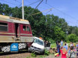 Розплата була страшною: На Харківщині потяг протаранив автомобіль, який не встиг проскочити переїзд (фото, відео)