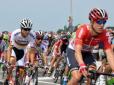 Вляпатись в історію: На Тур де Франс вболівальник спровокував жахливий завал гонщиків (відео)