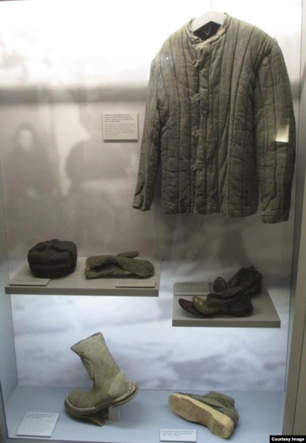 Одяг і взуття рабів комуністичного режиму. У правому нижньому кутку саморобний брезентовий черевик із дерев'яною підошвою. Фото О. Гогуна з виставки «ГУЛАГ»