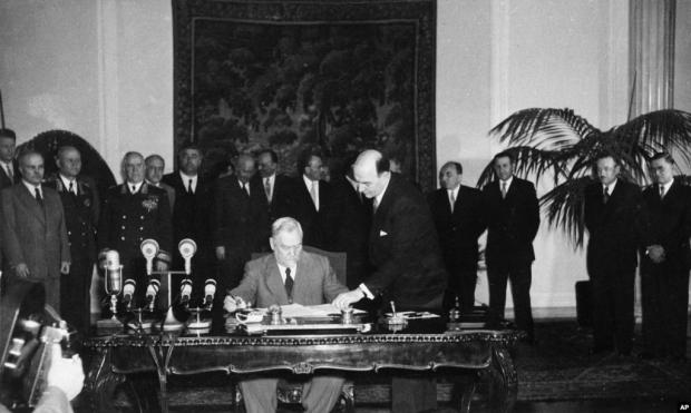 Підписання угоди про створення Варшавського договору. Договір підписує тогочасний голова Ради міністрів СРСР Микола Булганін. Варшава, Польща, 14 травня 1955 року