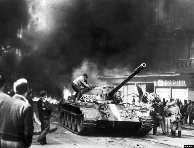 Протистояння між демонстрантами та військами сил Варшавського договору під час придушення революції – Празької весни – в Чехословаччині. Демонстрант намагається відкрити люк радянського танка Т-54 біля будівлі Державного радіо в Празі. 21 серпня 1968 року
