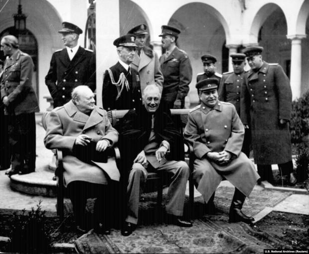 Прем’єр-міністр Великої Британії Вінстон Черчилль, президент США Франклін Рузвельт і голова уряду СРСР Йосип Сталін. Ялта, Лівадія, лютий 1945 рік
