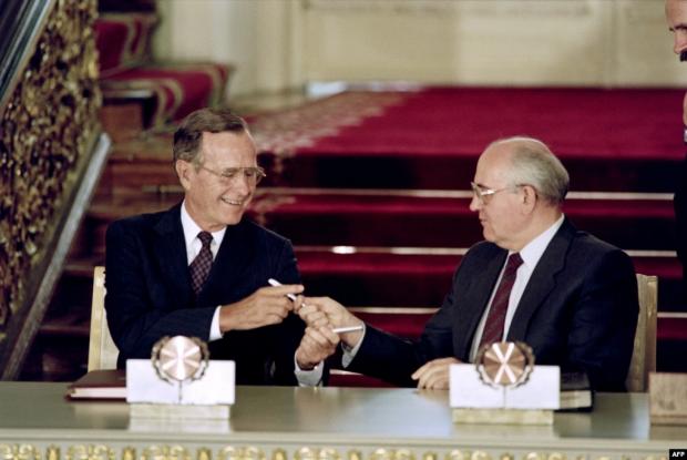 Президент США Джордж Буш і керівник СРСР Михайло Горбачов обмінюються ручками після підписання договору про скорочення і обмеження стратегічних наступальних озброєнь (СНО-I, START I). Москва, 3 липня 1991 року