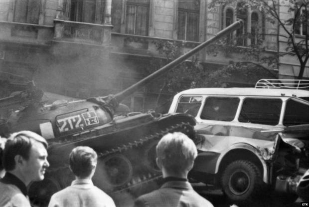 Радянський танк проривається крізь барикади, влаштовані жителями Праги. 21 серпня 1968 року
