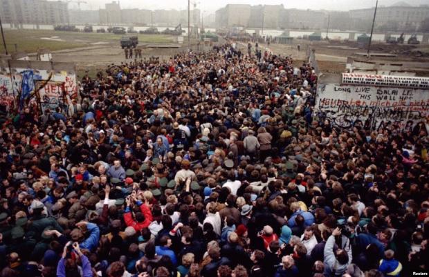 Східні берлінці зустрічаються із західними на Потсдамській площі, зруйнувавши Берлінську стіну, що майже тридцять років розділяла їх. 12 листопада 1989 року