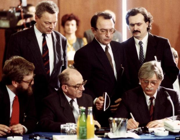 Міністри країн Варшавського договору 25 лютого 1991 року в Будапешті підписують документ про розпуск військових структур організації, що передувало формальній процедурі припинення існування ОВД (відбулася 1 липня 1991 року)