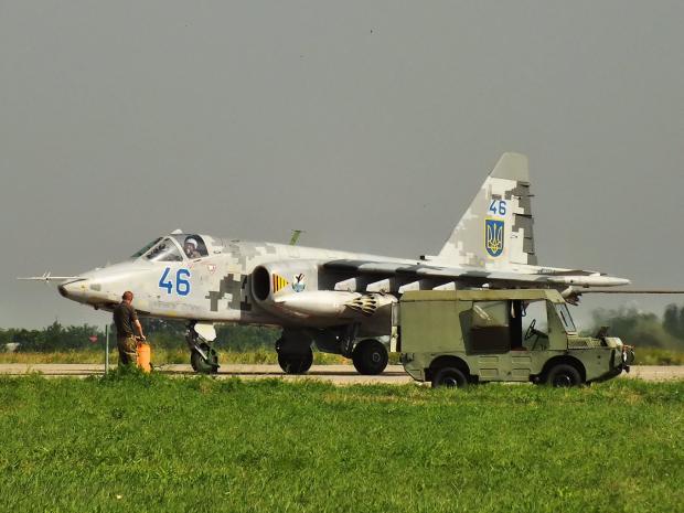 Штурмовик Су-25 вирулює для проведення злету