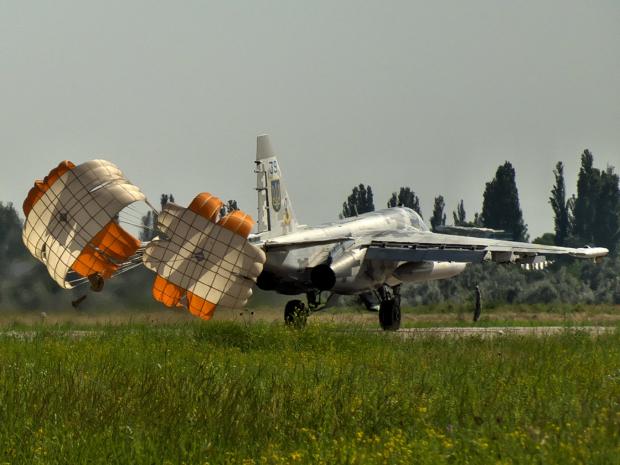 Аеродром "Кульбакине" приймає "рідний" Су-25 після проведеного польоту