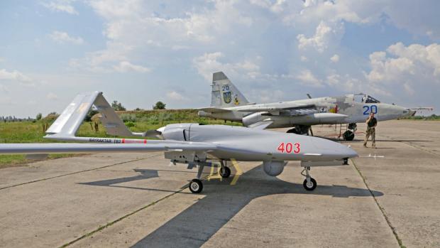 Безпілотний літальний апарат Bayraktar TB2 та штурмовик Су-25, фото - "Думская"