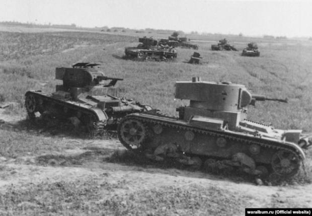 Підбиті радянські танки Т-26 різних модифікацій зі складу 19-ї танкової дивізії 22-го мехкорпусу на шосе Війниця-Луцьк