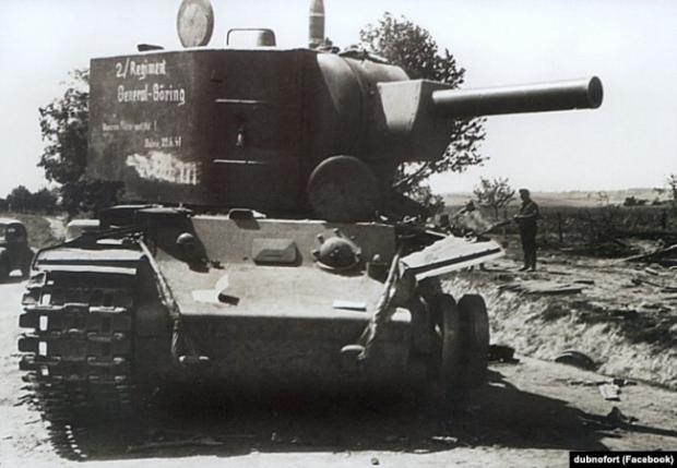 Україна. Підбитий радянський танк КВ-2 біля Дубна, на якому зроблені написи німецькою мовою і вказано день – 29 червня 1941 року