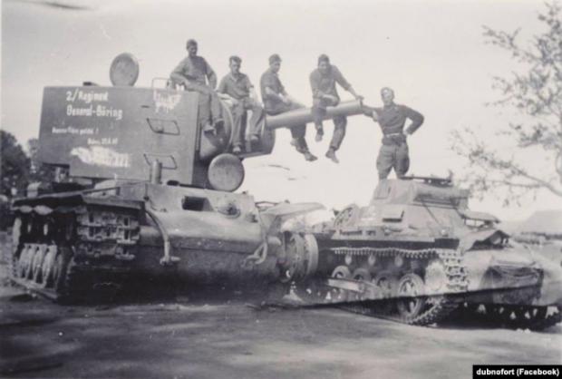 Німецькі військові біля міста Дубна. Ліворуч – підбитий радянський танк КВ-2, на якому зроблені написи німецькою мовою і вказано день – 29 червня 1941 року