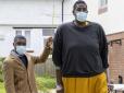 Серйозно хворий: Як виглядає найвищий чоловік у світі