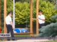 Їм просто було нудно: У РФ поліцейські стали зірками мережі, поколисавши на гойдалці п'яничку (відео)