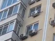 Щось пішло не так: У Росії парашутист приземлився на кондиціонер на 13-му поверсі (відео)