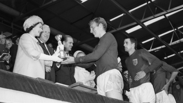 Єлизавета II вручає золотий приз збірній Англії, як переможцям Чемпіонату світу-1966