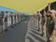 Участь брали 400 армійців: Військові у Маріуполі розгорнули прапор рекордного розміру (фото)