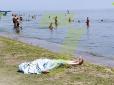Туристів не бентежило ніщо: Тіло потопельника в Одесі чотири години пролежало на пляжі серед відпочивальників (фото, відео)