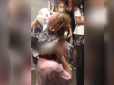 Очевидці були шоковані: У київському метро підлітки обливалися молоком заради ролика для соцмереж (відео)