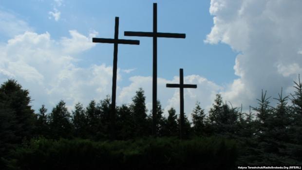 Хрести на місці вбивства 11 липня 1943 року 200 поляків у селі Павлівка Волинської області