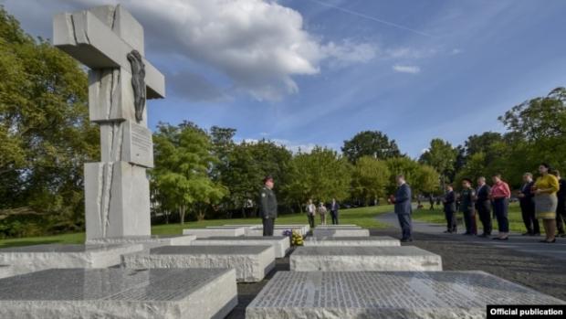 Пам’ятник жертвам Волинської трагедії у Варшаві