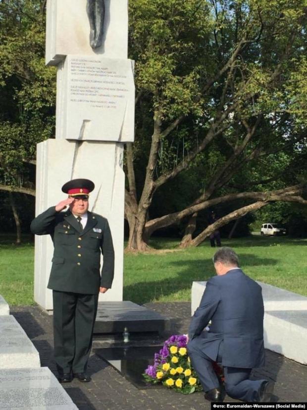Президент України Петро Порошенко поклав квіти до Пам’ятника жертвам Волинської трагедії. Варшава, 8 липня 2016 року