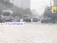 У Києві пилова буря зі зливою зривала паркани і зносить ресторани (відео)