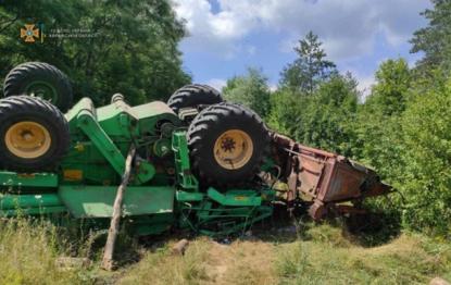 На Харківщині перекинувся комбайн з водієм