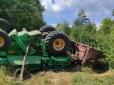 Трагедія на Харківщині: На дорозі до гори колесами перекинувся комбайн з водієм