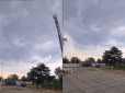 Такого Київ ще не бачив: На Дніпрі перекинувся катер з парашутистом у повітрі, чоловіка понесло вітром (відео)