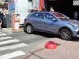 Як здавала на права - невідомо: На Троєщині водійка влетіла в ТЦ і протаранила будку паркувальника (фото)