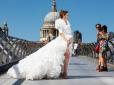 Новий тренд: Британський дизайнер створив весільну сукню з використаних захисних масок (фото)