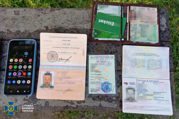Під час обшуку у затриманого виявлено «паспорт громадянина ЛНР», а також «реєстраційні документи» псевдодержавного утворення. Фото: СБУ