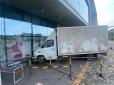 У водія стався напад епілепсії: У Кривому Розі вантажівка влетіла в гіпермаркет, є постраждалі (фото)