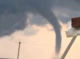 Справжній шторм: Очевидці зняли потужний торнадо, що налетів на курортну Кирилівку (відео)