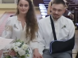 Герой почав підійматися з лікарняного ліжка лише за три дні до церемонії: Посічений осколками розвідник одружився у військовому шпиталі з дівчиною з Донбасу (відео)