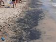 Туристи шоковані: На пляжах Білосарайської Коси пісок став чорним (фото)