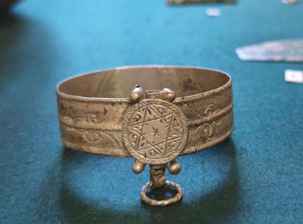 Цей стародавній браслет був знайдений в Криму чорними археологами і врятований від продажу за кордон родиною Шереметьєвих