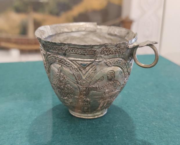 У похованні половецького хана була знайдена чаша, зроблена київськими або візантійськими майстрами у XII сторіччі