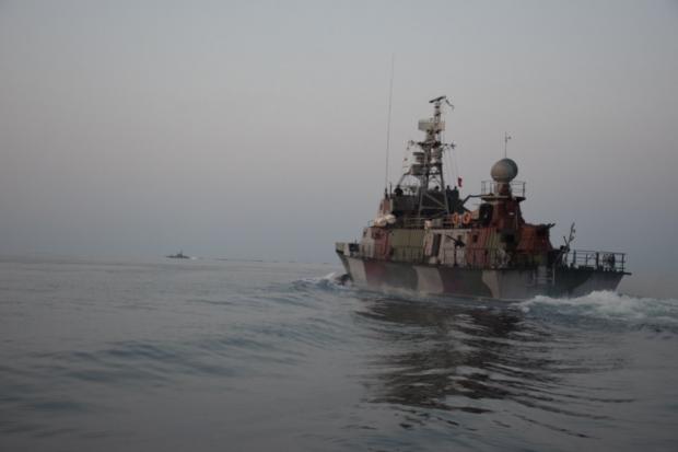 На фото - корабель Морської охорони "Донбас" та один із МБАКів ВМС України