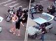 Одеські байкери в центрі Черкас всім кодлом відходили битами молоду пару і розгромили їх машину: Поліція не втручалась (відео)