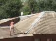 Тікав від копів, двох навіть поранив: У Харкові чоловік бігав по дахах із залізною трубою (відео)