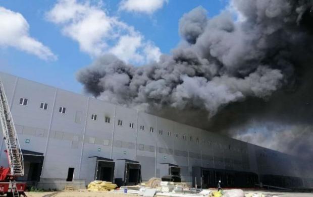 Під Одесою горить склад, площа загоряння досягла 10000 кв. м