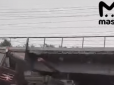 Ганьба скреп: У Росії гармата під час транспортування застрягла під мостом (відео)